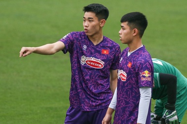 Đình Bắc báo tin không vui đến HLV Hoàng Anh Tuấn