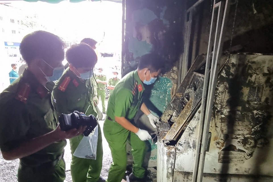 Công an tìm ra thủ phạm gây cháy lớn Ngân hàng VPBank ở Kiên Giang - 3 Công an tìm ra thủ phạm gây cháy lớn Ngân hàng VPBank ở Kiên Giang - 3