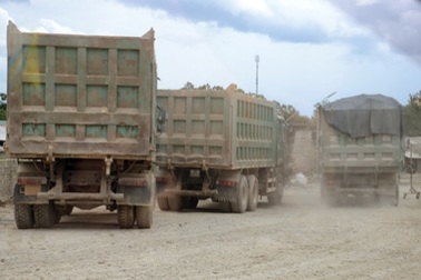 Phát hiện hàng loạt xe chở vật liệu xây dựng quá tải