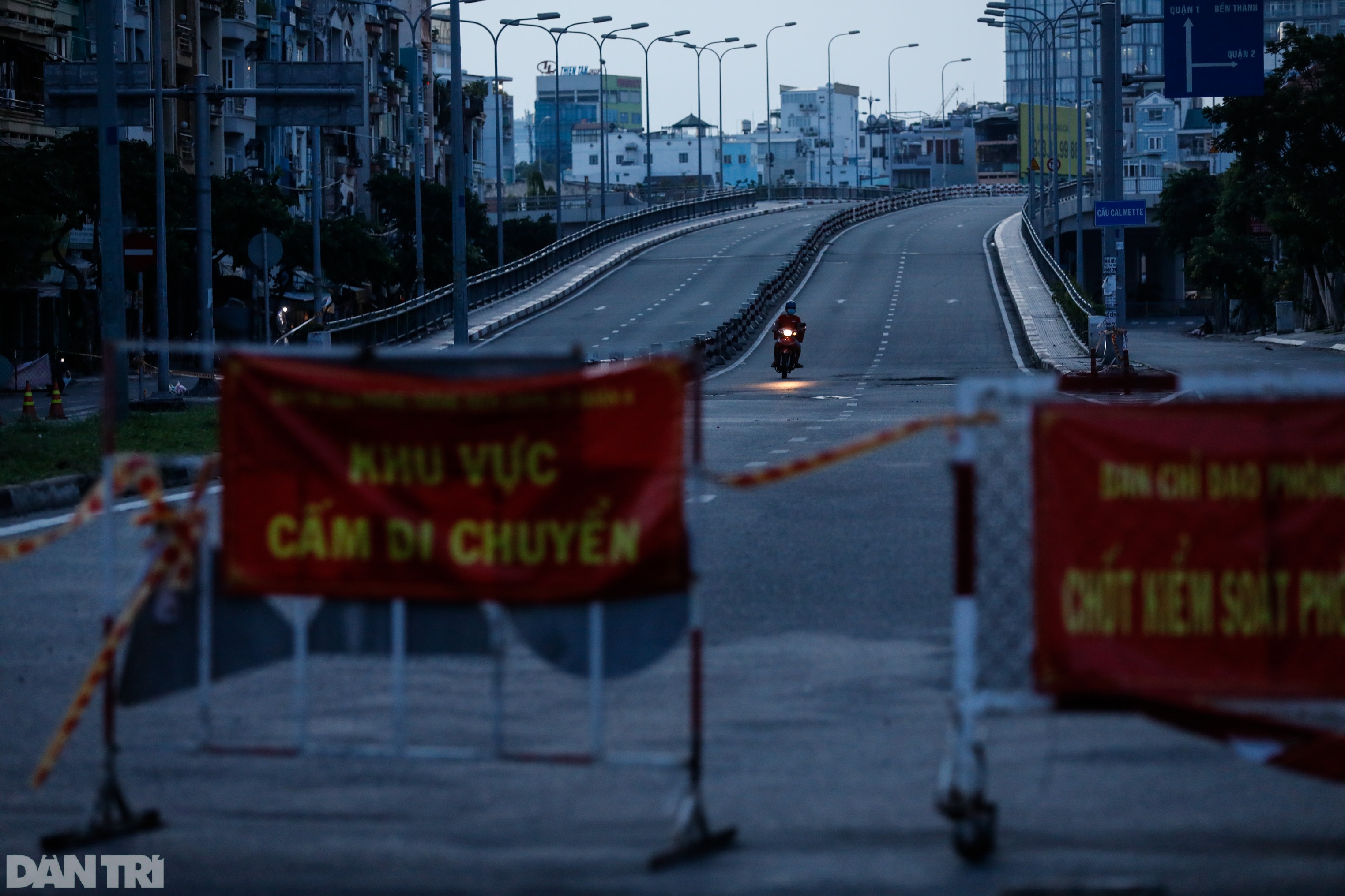 Hẻm nhỏ ở TPHCM dỡ chốt phong tỏa, đường lớn vẫn rào chắn kín mít - 11 Hẻm nhỏ ở TPHCM dỡ chốt phong tỏa, đường lớn vẫn rào chắn kín mít - 11