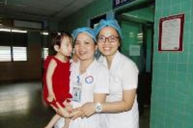 “Người mẹ áo trắng” cưu mang những đứa trẻ bị bỏ rơi