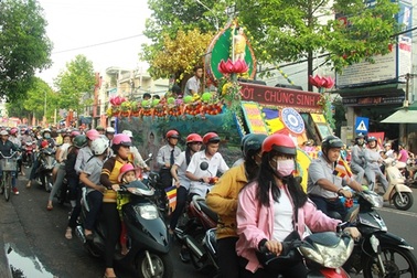 Hàng ngàn người tham gia rước Phật trên các tuyến phố