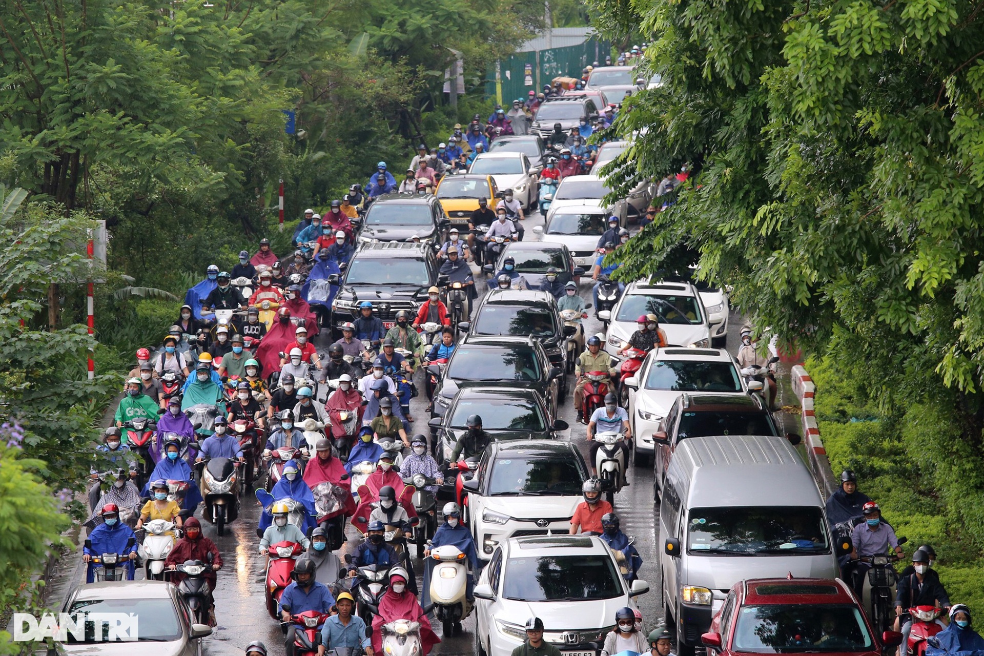 Nhiều tuyến phố ở Hà Nội ùn tắc cục bộ sau cơn mưa lớn đầu giờ sáng - 11 Nhiều tuyến phố ở Hà Nội ùn tắc cục bộ sau cơn mưa lớn đầu giờ sáng - 11