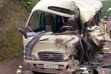 Xe khách "đấu đầu" container, 3 người mất mạng