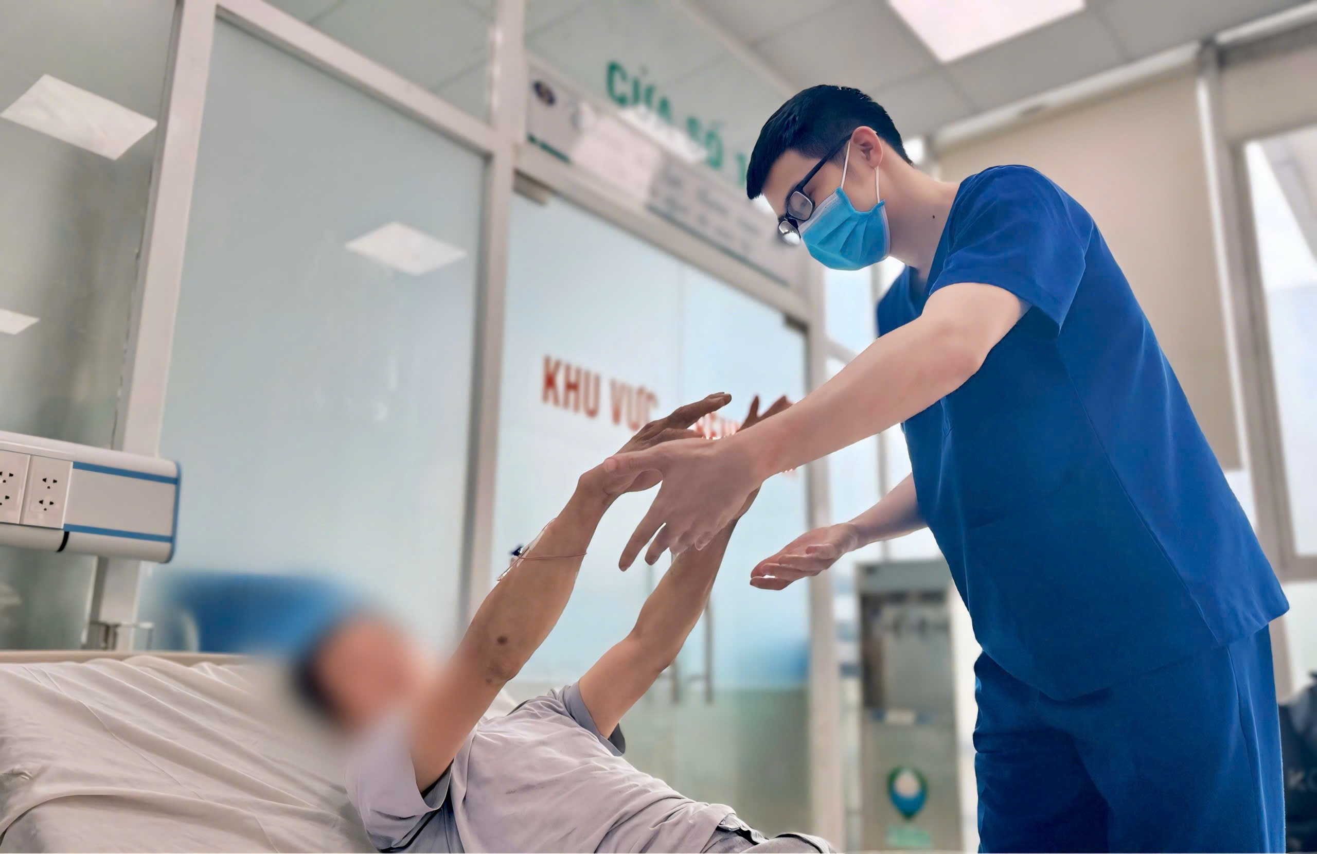 Làm việc dưới trời nắng người đàn ông co cứng, tự cắn lưỡi - 1