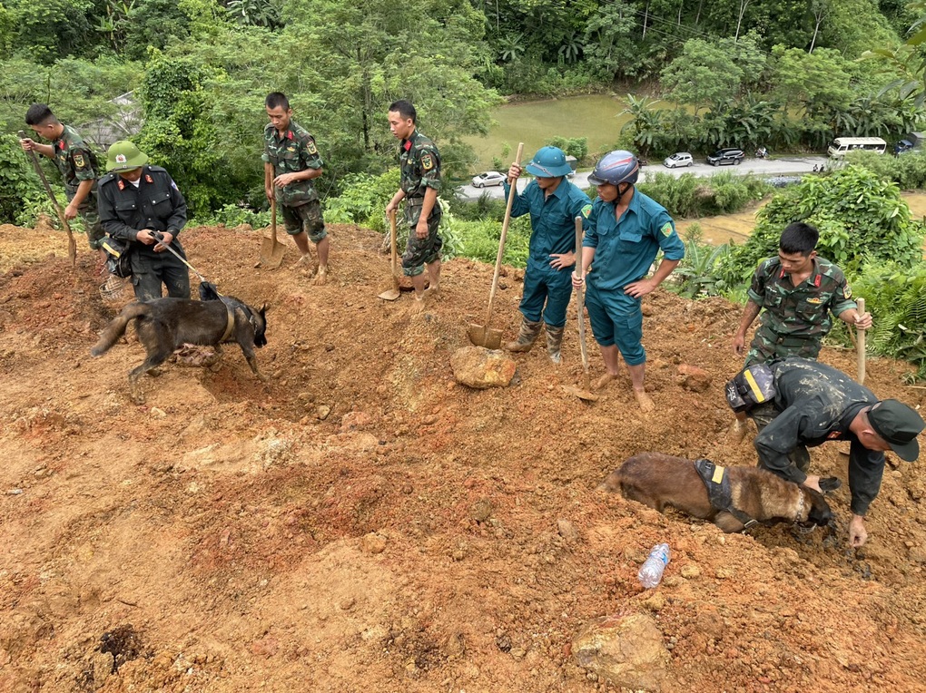 Thượng tá công an kể khoảnh khắc cứu người trong vụ sạt lở đất ở Hà Giang - 4