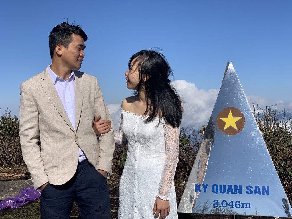 Cặp đôi diện trang phục cưới, chinh phục 12 đỉnh núi cao nhất Việt Nam - 8 Cặp đôi diện trang phục cưới, chinh phục 12 đỉnh núi cao nhất Việt Nam - 8