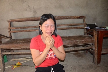 Cuộc sống cùng cực của người đàn bà "sống chung xương sống" với cậu con trai