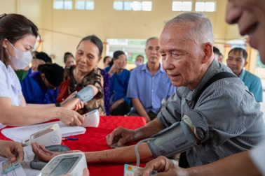 "Đường đẹp hơn rồi nhưng đi viện vẫn xa, cảm ơn các bác sĩ đến tận đây"