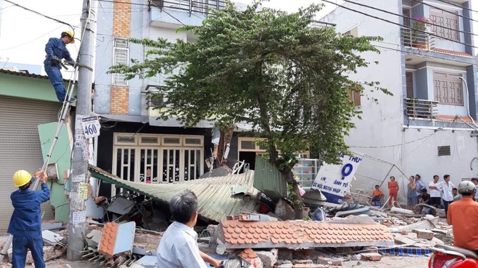 TP.HCM: Xe container tông sập 3 nhà dân lúc rạng sáng, 14 người thoát chết trong gang tấc - Ảnh 2. TP.HCM: Xe container tông sập 3 nhà dân lúc rạng sáng, 14 người thoát chết trong gang tấc - Ảnh 2.