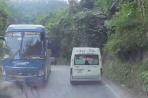 Mất phanh, xe khách “dí” xe khác đâm thẳng vào vách núi