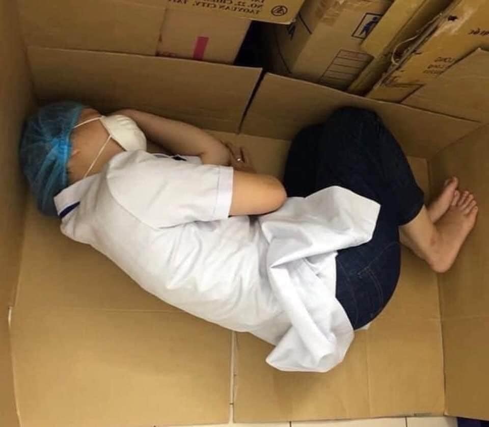 Lãnh đạo Đà Nẵng nói về hình ảnh nữ điều dưỡng ngủ trên bìa các-tông - 1 Lãnh đạo Đà Nẵng nói về hình ảnh nữ điều dưỡng ngủ trên bìa các-tông - 1