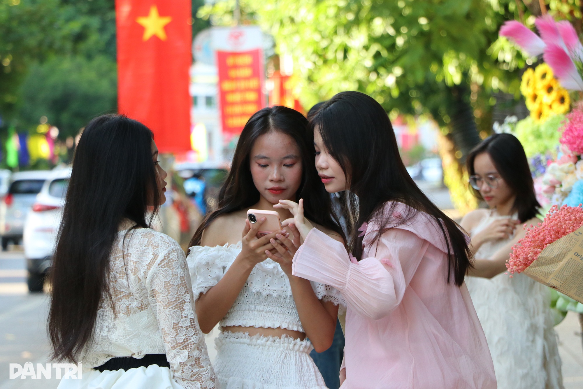 នារីទីក្រុង Vinh បង្អួតសម្រស់នារដូវស្លឹកឈើជ្រុះលើវិថីស្អាតបំផុតក្នុងទីក្រុង - ៧ Thiếu nữ thành Vinh khoe sắc trong nắng thu ở con đường đẹp nhất thành phố - 7