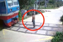 Người đàn ông ở Lâm Đồng đứng giữa đường sắt bị tàu tông tử vong