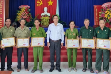 "Biệt đội" vá lộ của các cựu binh U70 được UBND tỉnh Cà Mau tặng bằng khen