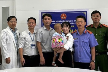 Trao giấy khai sinh cho bé trai 2 tuổi bị mẹ và người tình bạo hành ở TPHCM