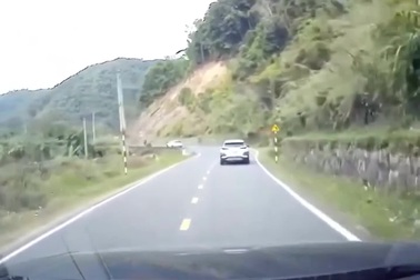 Tài xế xử lý đầy khó hiểu khiến ô tô lao xuống mương nước ven đường