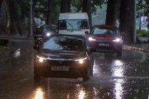 Trời Hà Nội tối sầm do ảnh hưởng mưa bão, xe cộ phải bật đèn giữa ban ngày