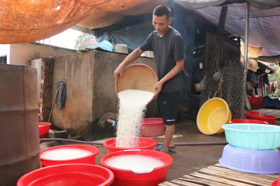Chạy đua với thời gian để gói hơn 10.000 chiếc bánh chưng kịp Tết - 2 Chạy đua với thời gian để gói hơn 10.000 chiếc bánh chưng kịp Tết - 2