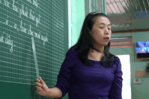 Cô giáo khuyết tật 14 năm đến trường giảng dạy cho trẻ em đặc biệt