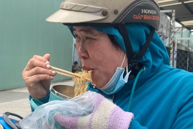 Bị nợ lương, công nhân mang mỳ tôm đến cổng công ty ăn cầm hơi