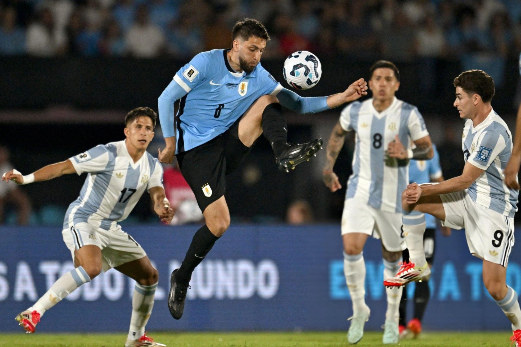 Uruguay 0-0 Argentina (hiệp 1): Đội chủ nhà áp đảo