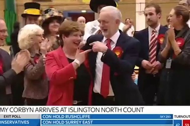 Cú đập tay ăn mừng bầu cử "dở khóc, dở cười" của lãnh đạo Anh