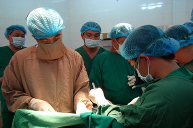 Cận cảnh quá trình phẫu thuật tách 2 bé song sinh dính bụng