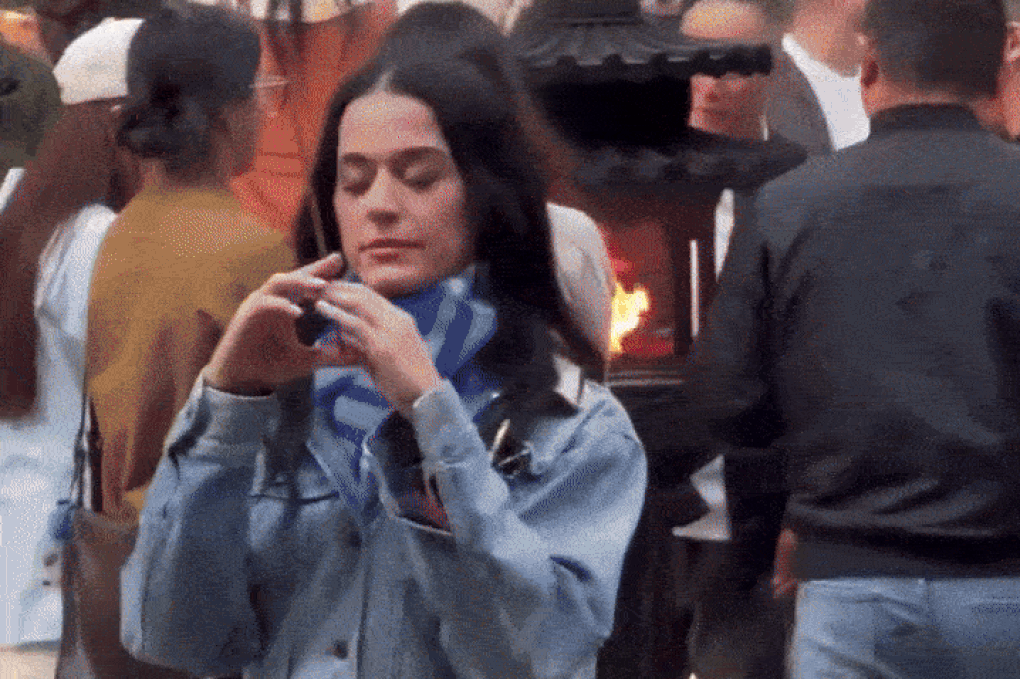 Hình ảnh Katy Perry đi chùa, thành tâm khấn vái gây sốt mạng - 1