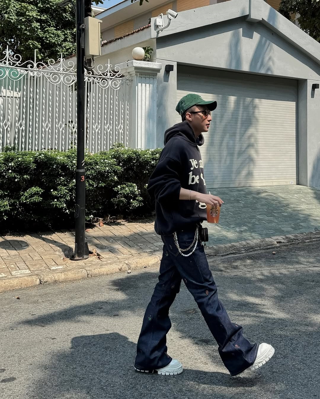 Sơn Tùng M-TP phối đồ cực chất với kiểu quần jeans kén người mặc - 4 Sơn Tùng M-TP phối đồ cực chất với kiểu quần jeans kén người mặc - 4