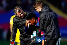 Va chạm cực mạnh, ngôi sao Barcelona nôn ra máu, rời sân bằng cáng