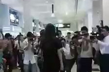 Huyền My được PV nước bạn vây kín ở sân bay.