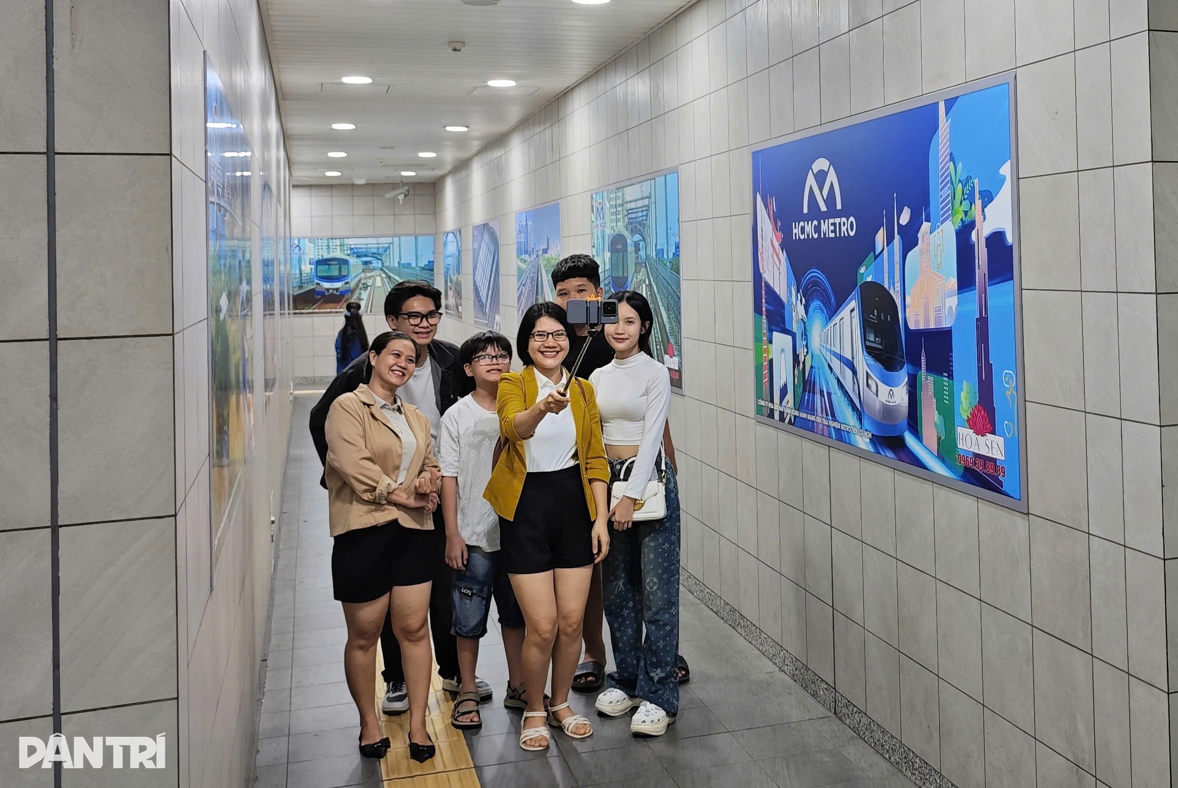 Rồng rắn xếp hàng đi chơi lễ tại ga tàu điện ngầm TPHCM - 3
