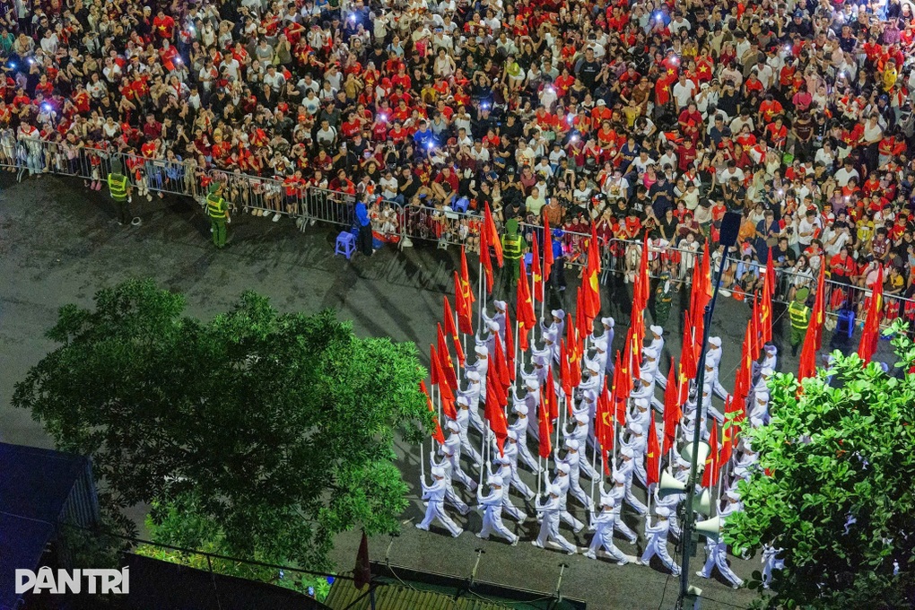 Hà Nội chạy tàu điện xuyên đêm, thay đổi lộ trình hàng chục tuyến buýt - 2