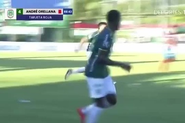 Pha tắc bóng khiến 2 cầu thủ cùng lúc bị đốn gục trên sân