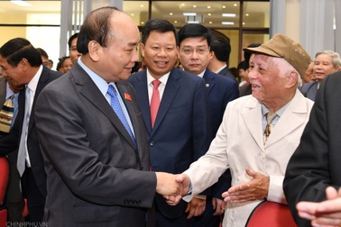 Chủ tịch nước lắng nghe tình hình phát triển kinh tế nơi ứng cử