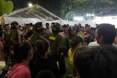 Người dân lên sân khấu đòi lại tiền vé, đoàn xiếc “bỏ chạy”