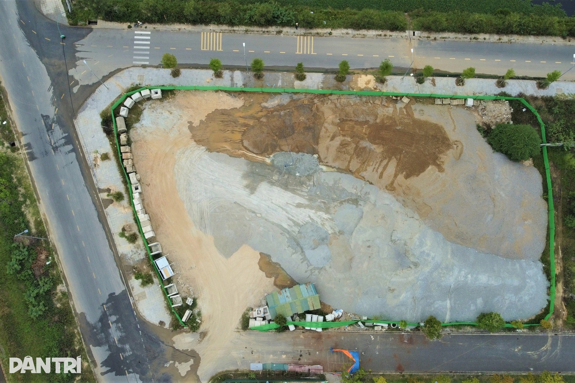 Bãi vật liệu khổng lồ mọc cạnh nhà ở xã hội, cư dân hứng bụi - 2 Bãi vật liệu khổng lồ mọc cạnh nhà ở xã hội, cư dân hứng bụi - 2