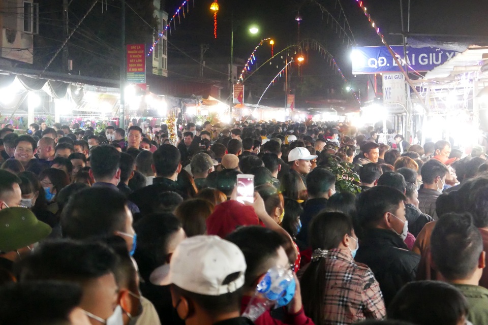 Hàng vạn người dự chợ Viềng trong nỗi lo dịch viêm phổi corona - 1