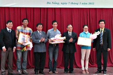 Trao giải thưởng “Thắp sáng ý tưởng kinh doanh” cho SV