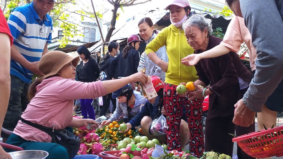 Đà Nẵng: Nhộn nhịp phiên chợ Tết ngày cuối năm - 4 Đà Nẵng: Nhộn nhịp phiên chợ Tết ngày cuối năm - 4