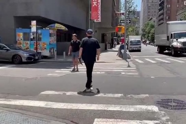 Tom Hanks xuất hiện gầy gò trên đường phố New York