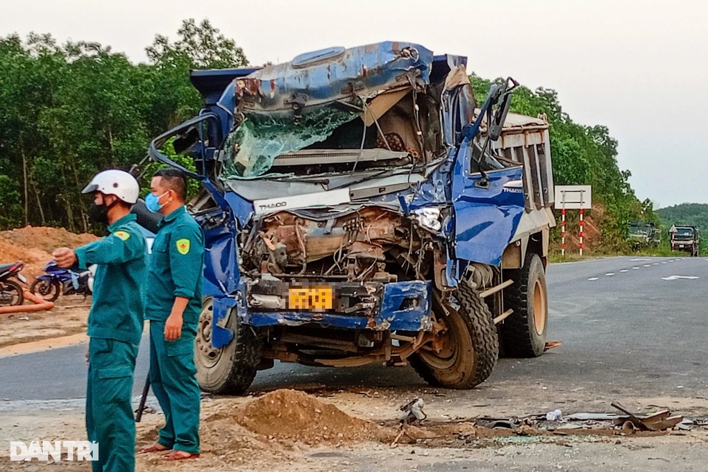 Ô tô chở đoàn khách gặp nạn trên đường ở Đà Nẵng - 1