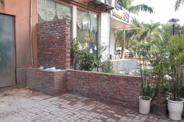 Chủ quán cà phê “vô tư” cơi nới trái phép ở phường Nhân Chính