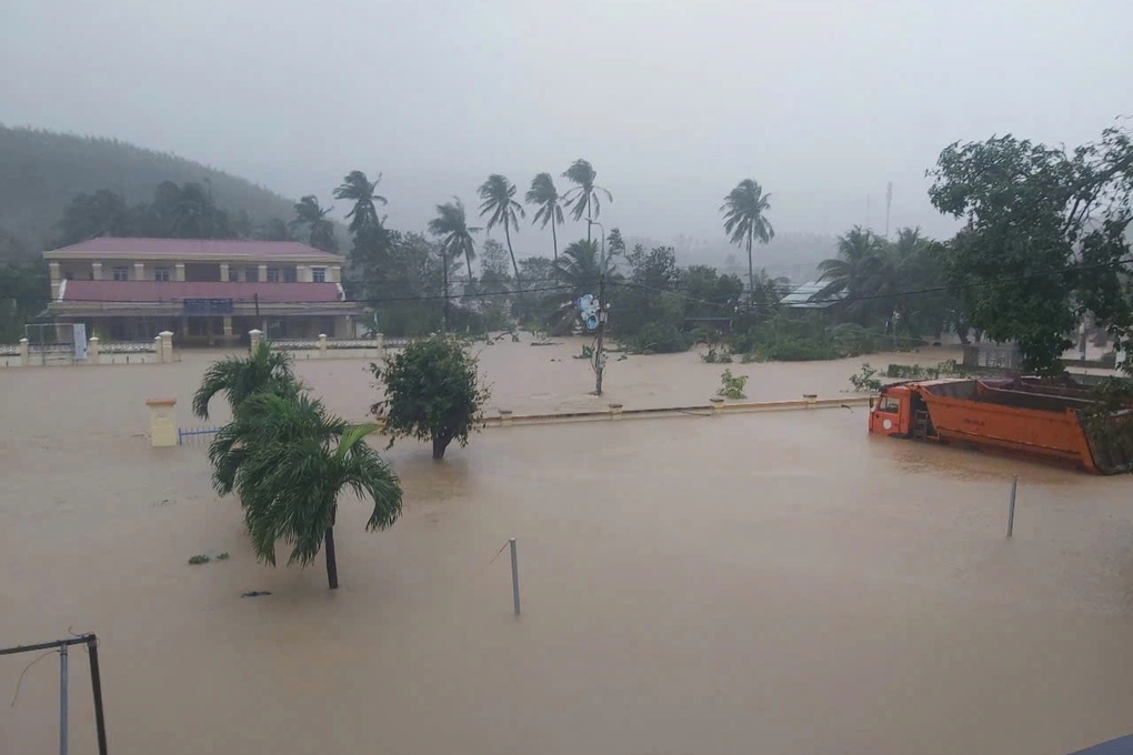 Cạy mái tôn cứu người mắc kẹt trong ngôi nhà ngập gần tới nóc - 2