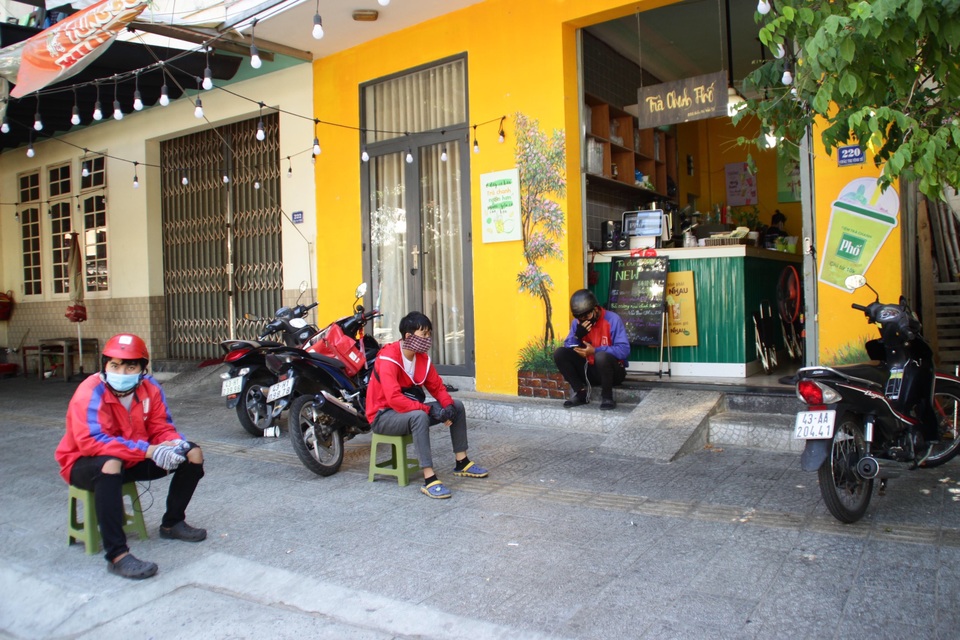 Phòng dịch Covid-19, hàng quán ở Đà Nẵng chỉ bán cho khách mang về - 4 Phòng dịch Covid-19, hàng quán ở Đà Nẵng chỉ bán cho khách mang về - 4