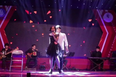 Nữ sinh trình diễn ca khúc Mercy đầy quyến rũ