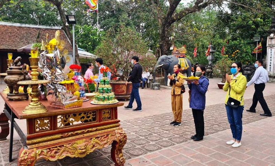 Đền Trần vắng vẻ, du khách mang khẩu trang, sát khuẩn tay khi vào cầu lộc - 2 Đền Trần vắng vẻ, du khách mang khẩu trang, sát khuẩn tay khi vào cầu lộc - 2