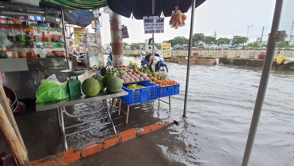 Người Sài Gòn lội nước triều cường đen ngòm về nhà sau giờ tan tầm - 11