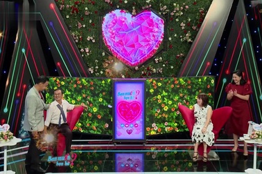 Bà ngoại 60 tuổi ly hôn hai thập kỷ, ngại ngùng khi được hôn má